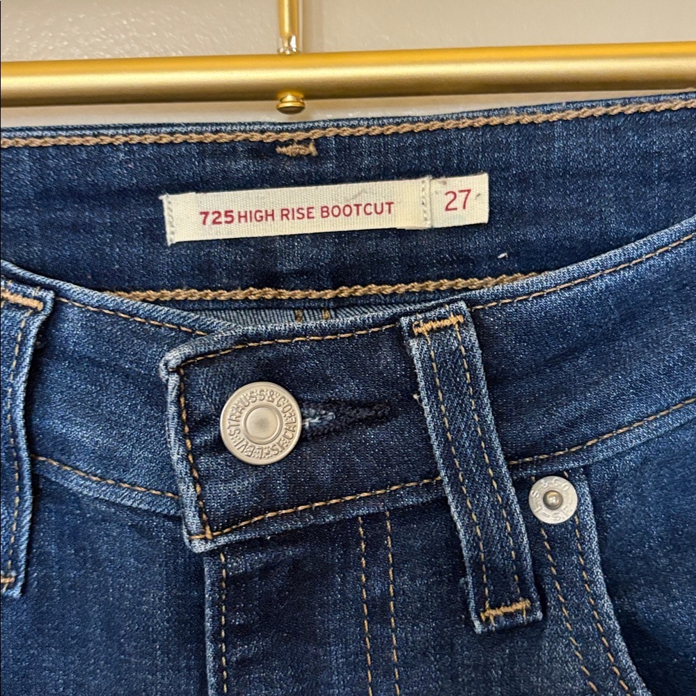 Levi’s 725 high rise bootcut Jean - Picture 2 of 3